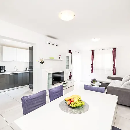 Nekic By Interhome Maslenica